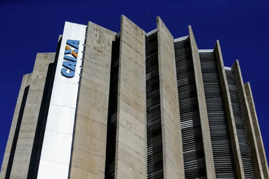 Prédio da Caixa em Brasília: banco responde por boa parte dos empréstimos na modalidade de saque-aniversário e cobra 1,79% ao mês  Foto: Marcelo Camargo/Agência Brasil