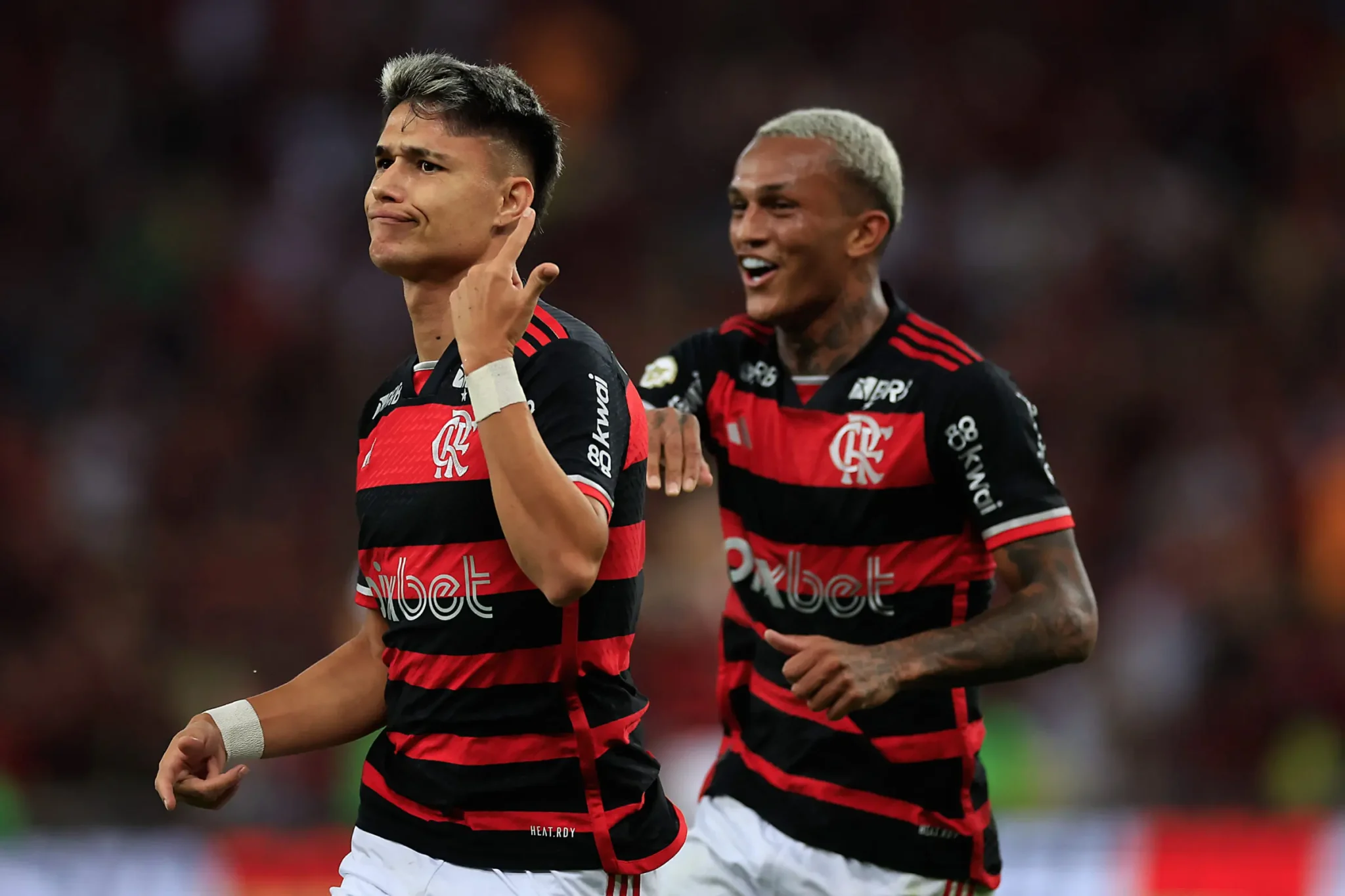 Luiz Araújo marcou os dois gols da vitória do Flamengo - Foto: Buda Mendes/Getty Images