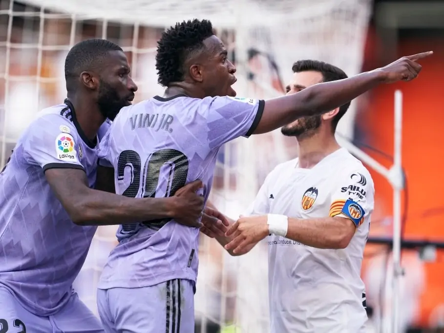 Vini Jr aponta para torcedor após sofrer ofensas racistas em Valencia x Real Madrid - Foto: GettyImages