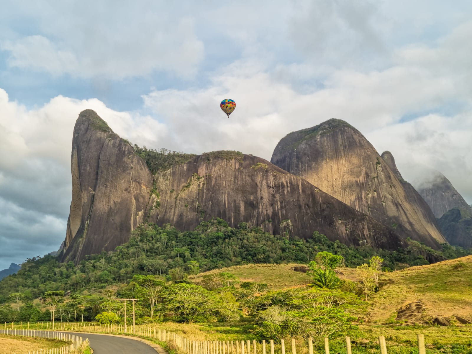 O Balonismo promete encantar os moradores e visitantes, com seus balões enfeitando o céu de Pancas com cores vibrantes e formas criativas. Foto: Divulgação/ setur.es.gov.br