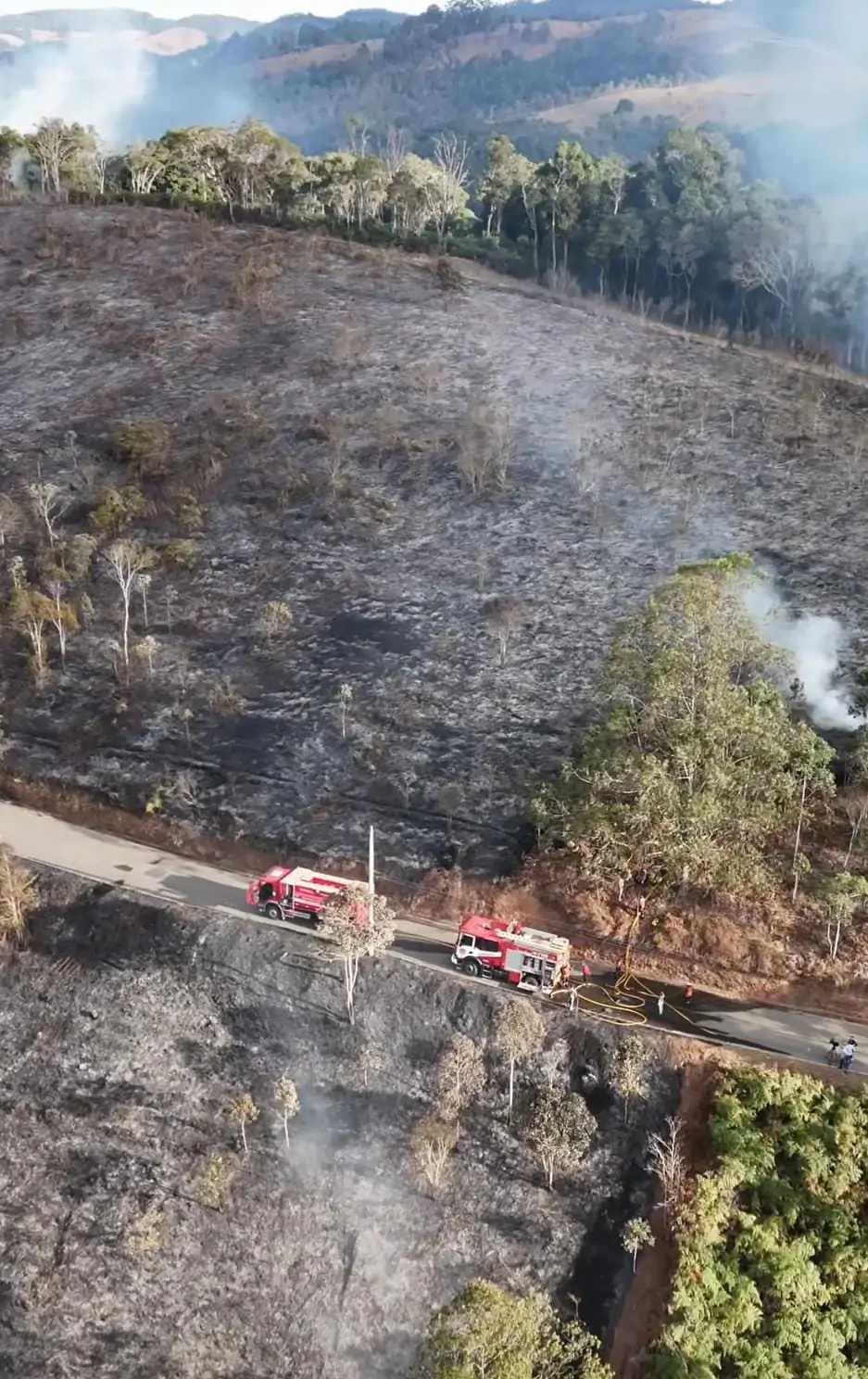 Incêndio em área de mata na Rota do Lagarto, Pedra Azul, dia 14 de julho. Foto: reprodução/Renan Louzada/lzrdrones