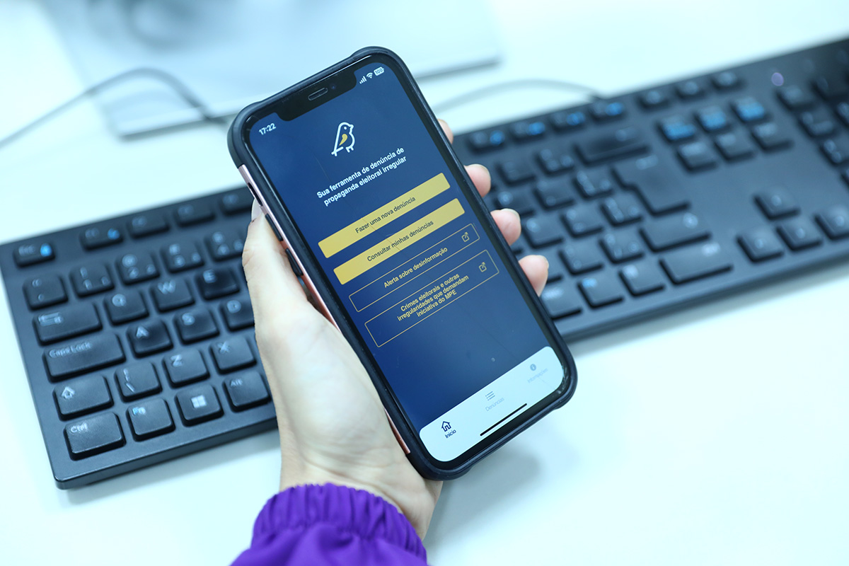 Aplicativo está conectado a sistema de alerta contra a desinformação / Foto: Mara Lima