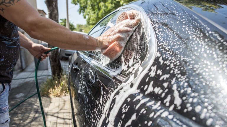 Lavar carro e fachadas fica proibido com a medida de restrição de água. Foto: Divulgação