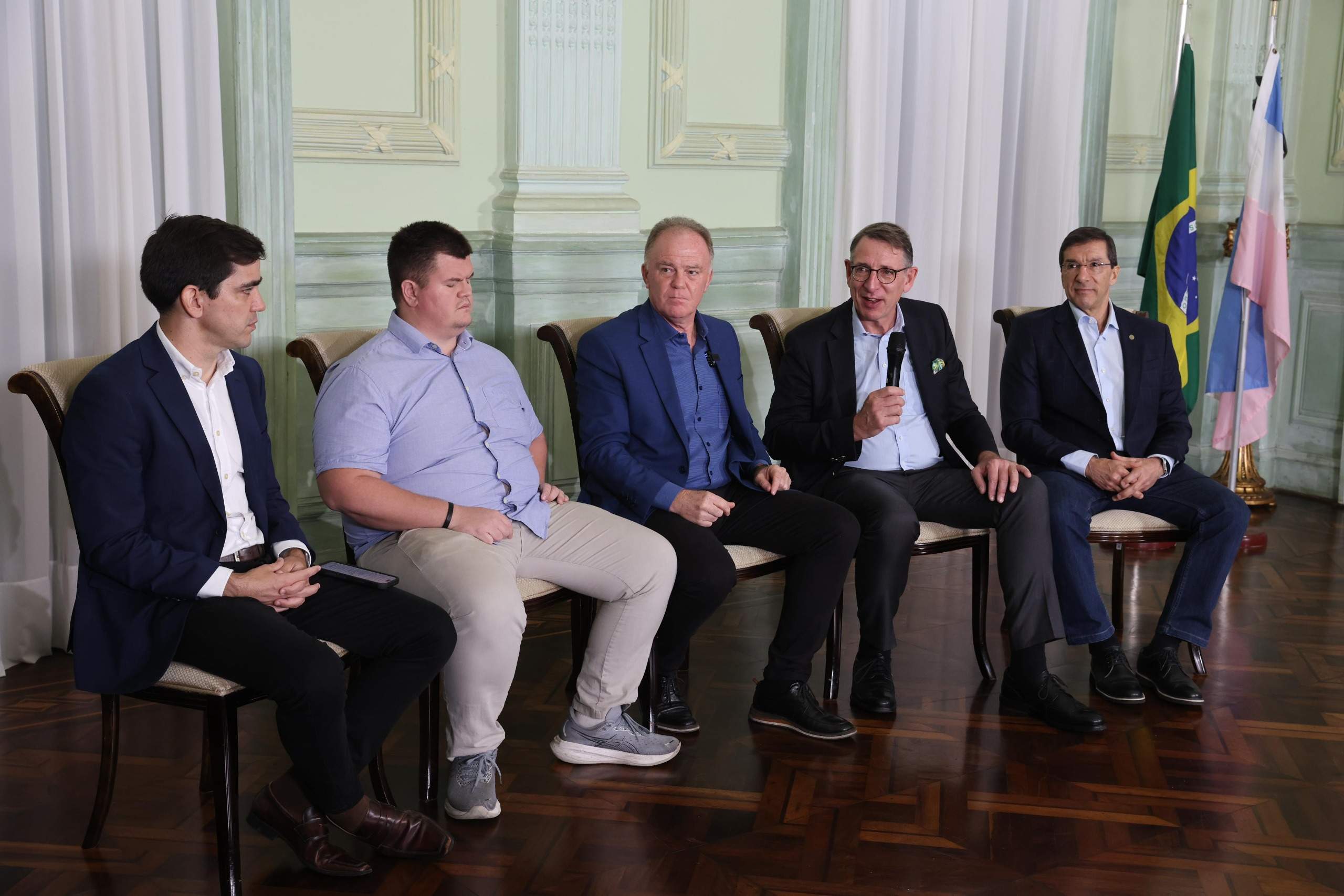 Foto: Hélio Filho/ AssCom-ES/Gabriel Feitosa, Felipe Rigoni, Renato Casagrande, Frank-Jünger Richter e Paulo Baraona