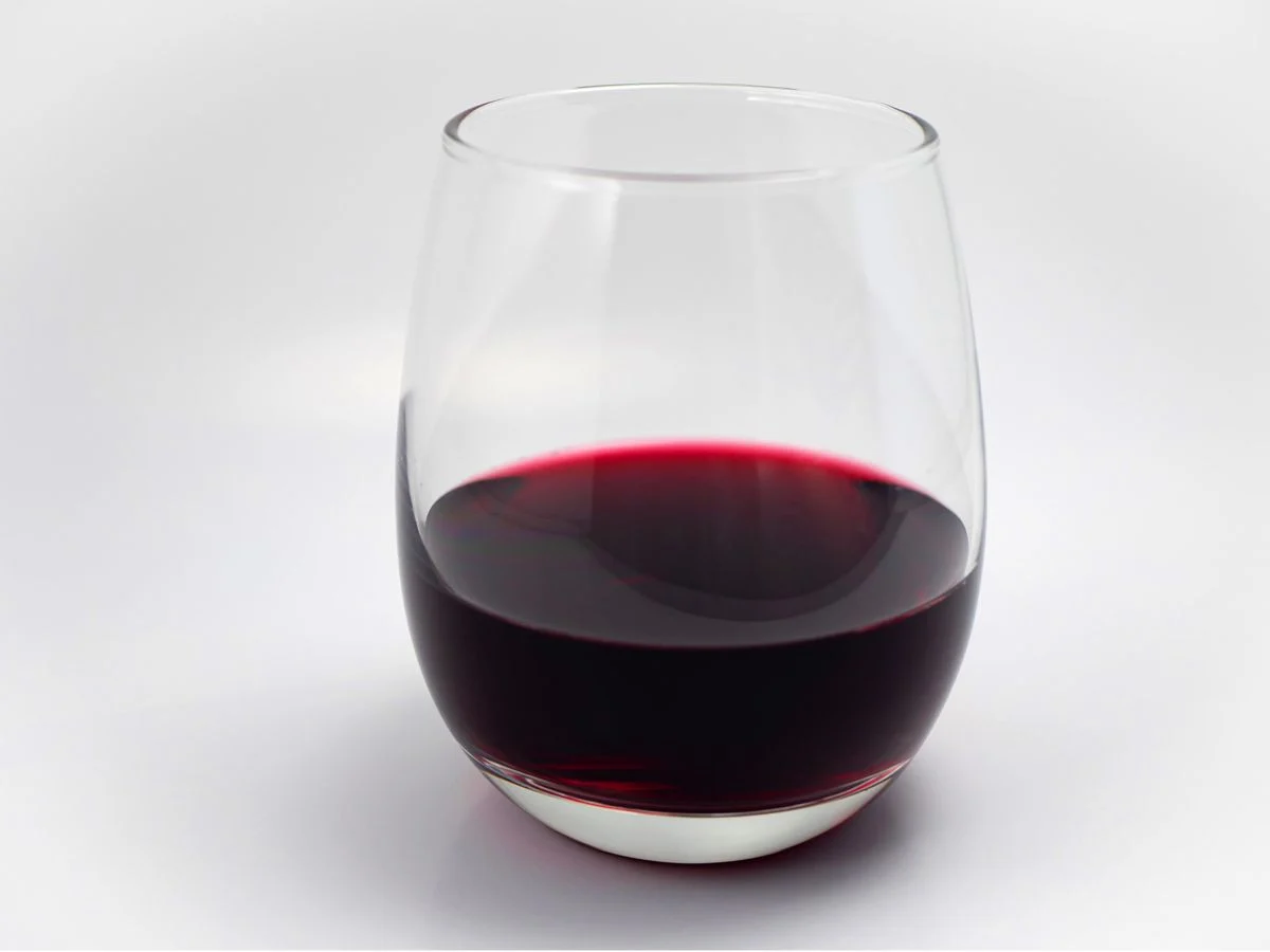 Taça de vinho sem haste vem ganhando espaço no mercado. Crédito: Daked/Shutterstock