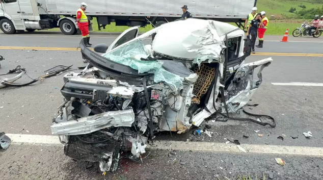 Carro ficou destruído após acidente com caminhão na BR-116, em Muriaé ? Foto: Site Silvan Alves/Divulgação