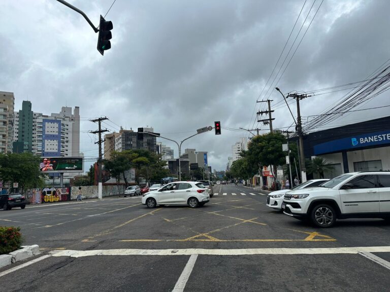 Frente fria provoca chuva na Reta da Penha, em Vito?ria. Foto: Danielli Saquetto