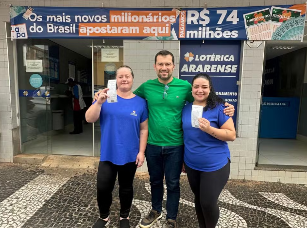 Tânia, Vinícius e Bruna trabalham na lotérica de Araras e fizeram as vendas do bolão premiado  Foto: Arquivo pessoal