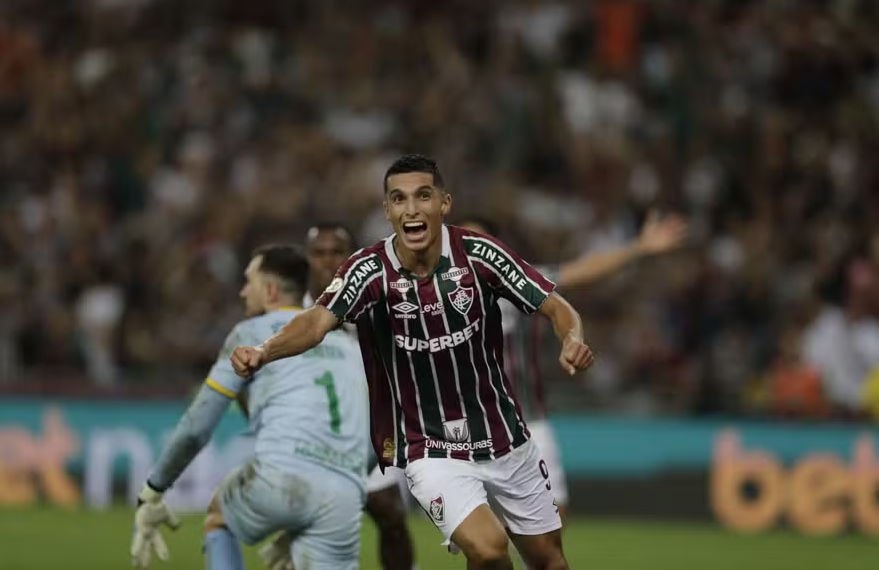 Serna comemora o gol que garantiu a vitória do Fluminense sobre o Cuiabá  Foto: Alexandre Cassiano/Agência O Globo