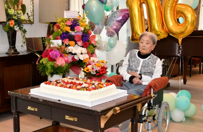 Japonesa Tomiko Itooka comemorando seu 116º aniversário, na cidade de Ashiya, província de Hyogo  Foto: Cortesia da cidade de Ashiya / AFP