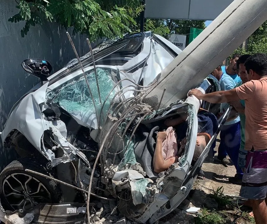 O motorista sobreviveu ao choque com um poste em Cachoeiro de Itapemirim - Foto: reprodução/redes sociais