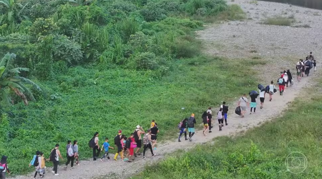 Migrantes cruzam a selva de Darién  Foto: Reprodução/TV Globo