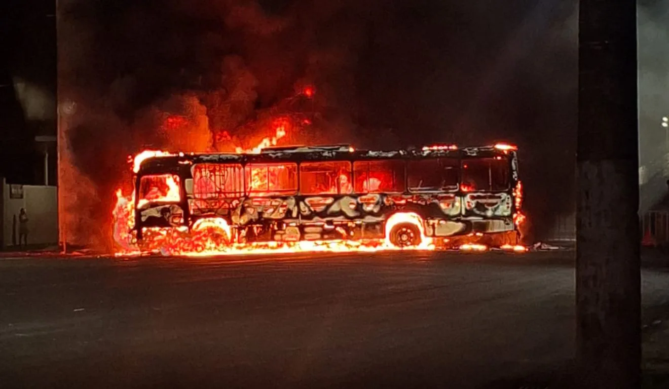 Ônibus foi incendiado na tarde desta segunda-feira (20) Foto: Toninho Ribeiro