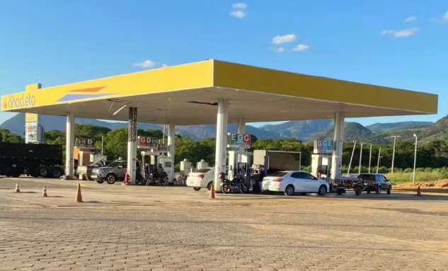 Posto de gasolina onde as meninas de 6 e 10 anos foram esquecidas em Baixo Guandu, no Espírito Santo  Foto: Reprodução | Redes Sociais