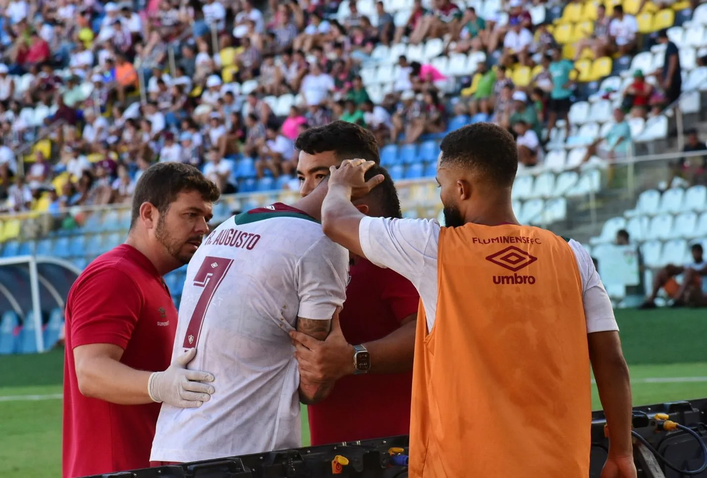 Renato Augusto sai machucado após sofrer pênalti não marcado (Foto: Thiago Soares)