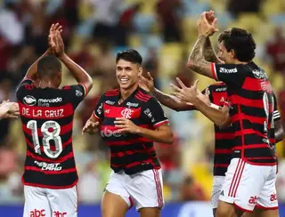 Flamengo vence São Paulo e assume a liderança do Brasileirão