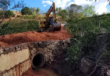 Assentamento Córrego do Augusto recebe bueiro para drenagem de água