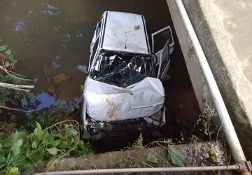 VÍDEO | Carro desce ladeira, cai em rio e 4 pessoas ficam feridas no Noroeste do ES