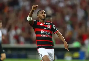 Flamengo assume a liderança do Brasileirão e esfria a crise com a torcida