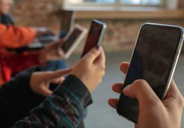 Lei que proíbe celular nas escolas é sancionada; veja como funciona no ES