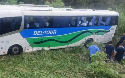 Vinte e cinco passageiros ficam feridos, cinco em estado grave, após ônibus capotar na BR-101, em Itaguaí; vídeo