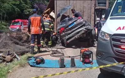 VÍDEO | Carreta tomba em cima de carros e interdita BR-262 em Marechal Floriano