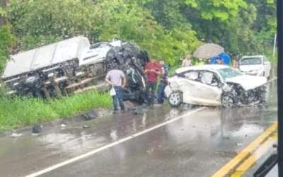 Acidente entre carros e caminhão deixa um ferido em Aracruz