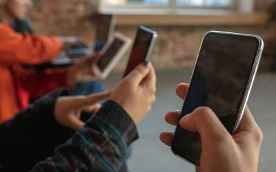 Lei que proíbe celular nas escolas é sancionada; veja como funciona no ES