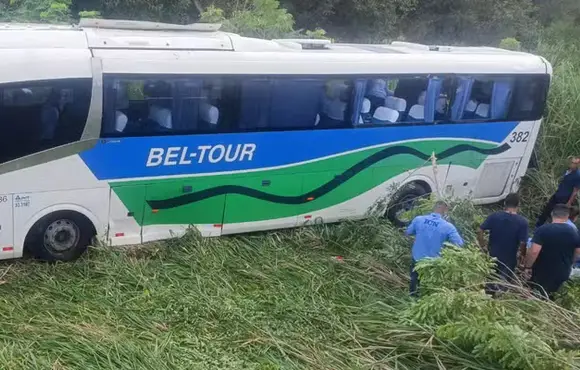 Vinte e cinco passageiros ficam feridos, cinco em estado grave, após ônibus capotar na BR-101, em Itaguaí; vídeo
