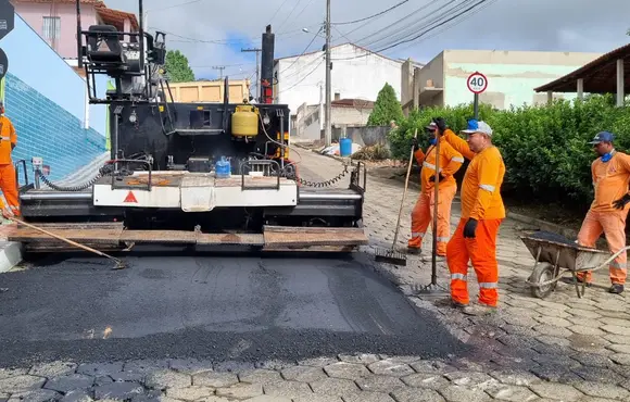 Mais nove ruas ganham pavimentação asfáltica no centro da cidade de Vila Pavão