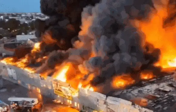 Vídeo | Grande incêndio destrói shopping e encobre Varsóvia, na Polônia, em fumaça;