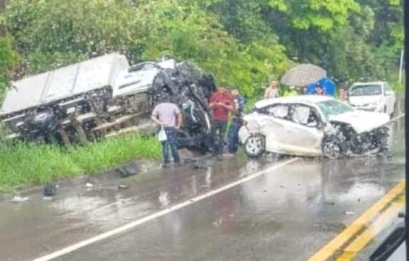 Acidente entre carros e caminhão deixa um ferido em Aracruz