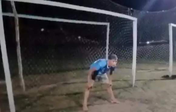 VÍDEO | Jovem morre após ser atingido por bolada no peito durante jogo de futebol