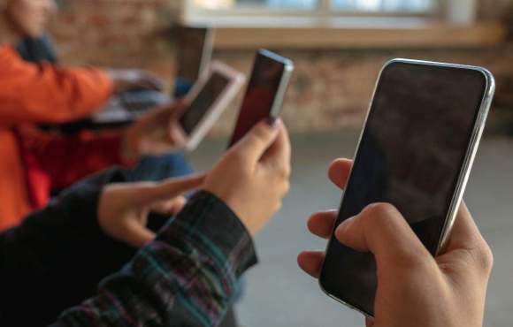 Lei que proíbe celular nas escolas é sancionada; veja como funciona no ES