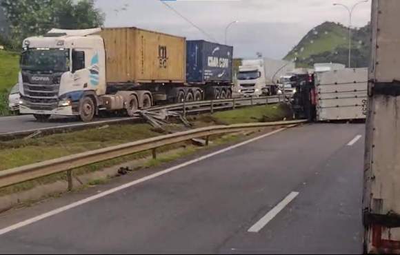 Carreta tomba na BR-101 e motorista fica preso nas ferragens